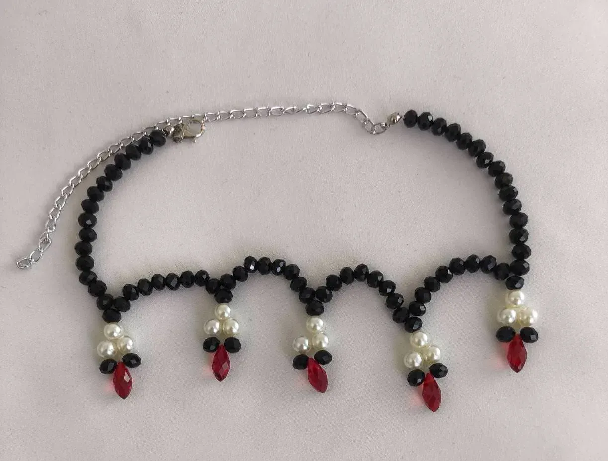 رازِ قندیل‌های اناری (Crimson Pendants' Secret)